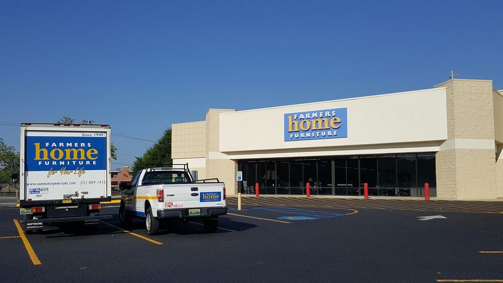 More Photos Of 2041 Douglas Ave, Brewton Supermarket For Lease