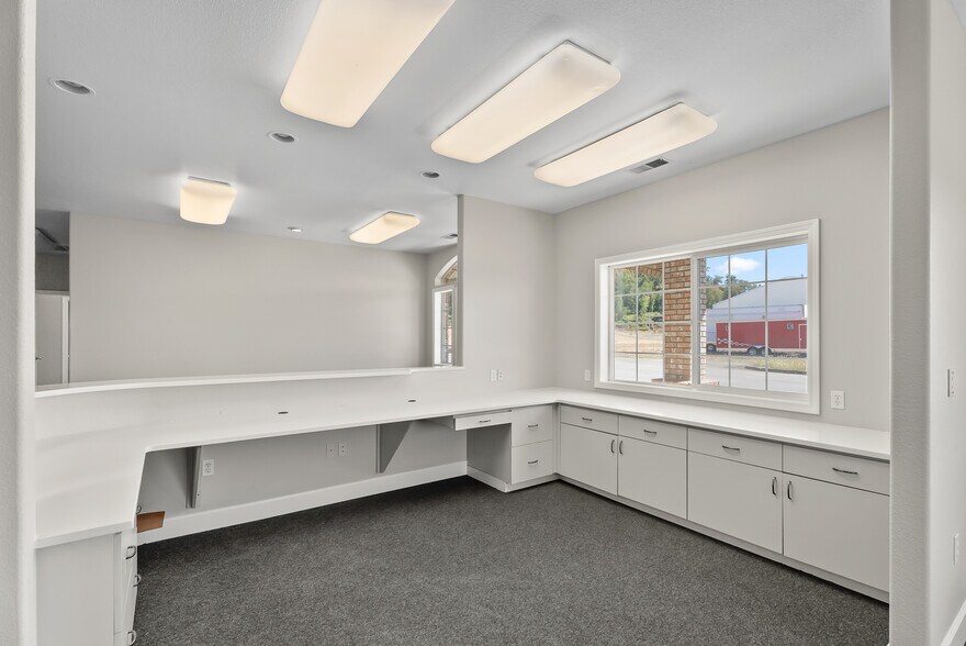 More Photos Of 180 Weyerhaeuser Dr N, Roseburg Warehouse For Sale