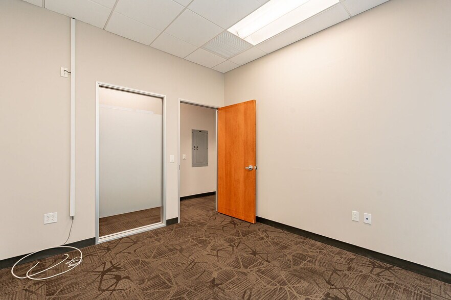 More Photos Of 1095 W Rio Salado Pky, Tempe Office For Lease