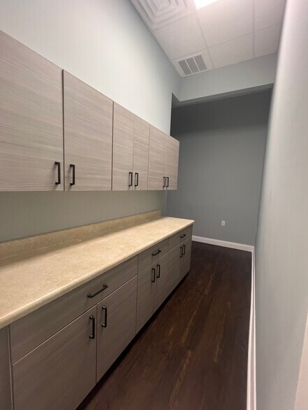 More Photos Of 7751 Kingspointe Pky, Orlando Light Distribution For Lease
