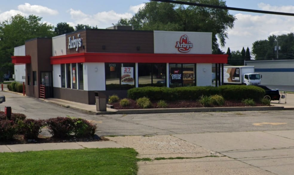 Primary Photo Of 2010 N State St, Belvidere Storefront For Lease