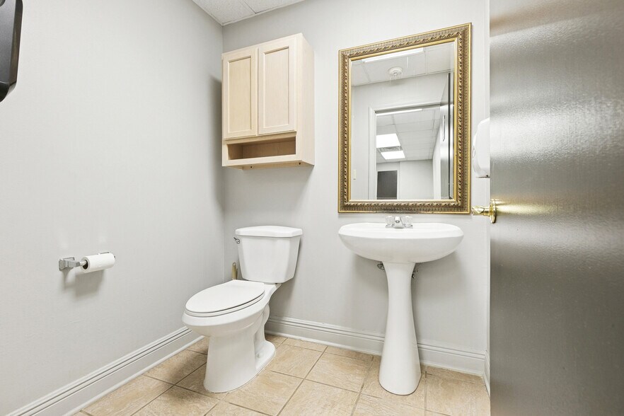 More Photos Of 1841 Enterprise Dr, Harvey Service For Lease