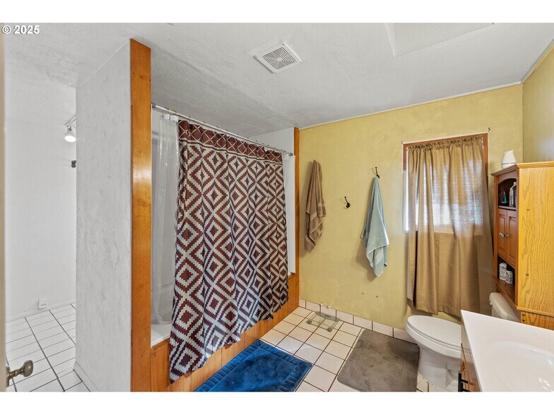 More Photos Of 2235 Broadway Ave, North Bend General Retail For Sale