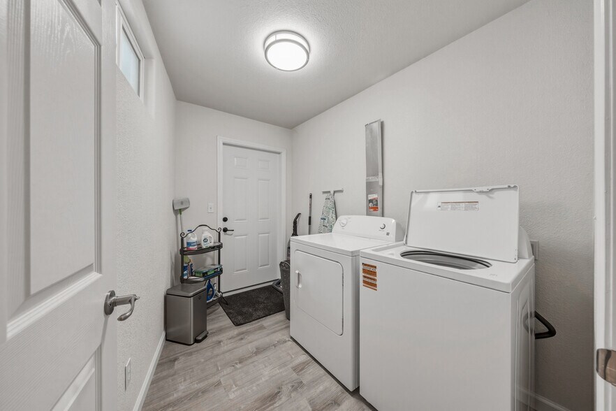 More Photos Of 14420 Lakeshore Dr, Clearlake Office For Sale
