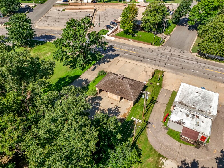 More Photos Of 220 N 2nd Ave, Mulvane Carwash For Sale