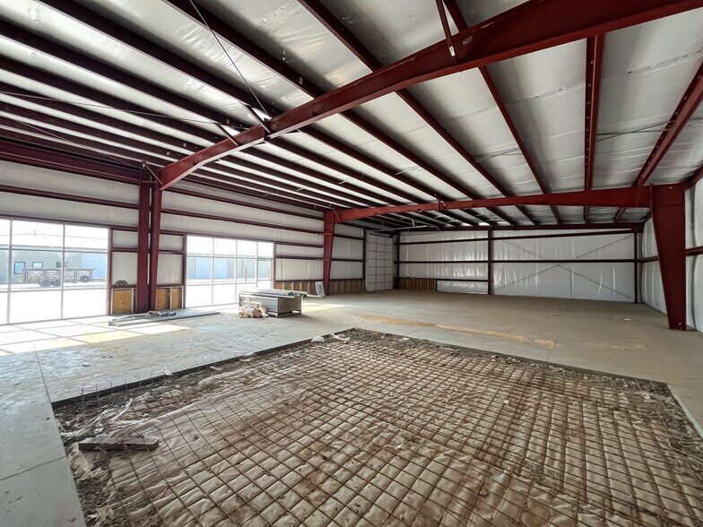 More Photos Of K-96 and Hoover, Wichita Flex For Lease