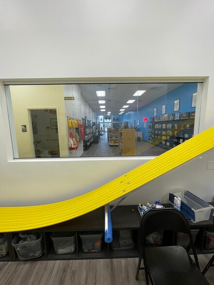 More Photos Of 2755 Tyrone Blvd, Saint Petersburg General Retail For Lease