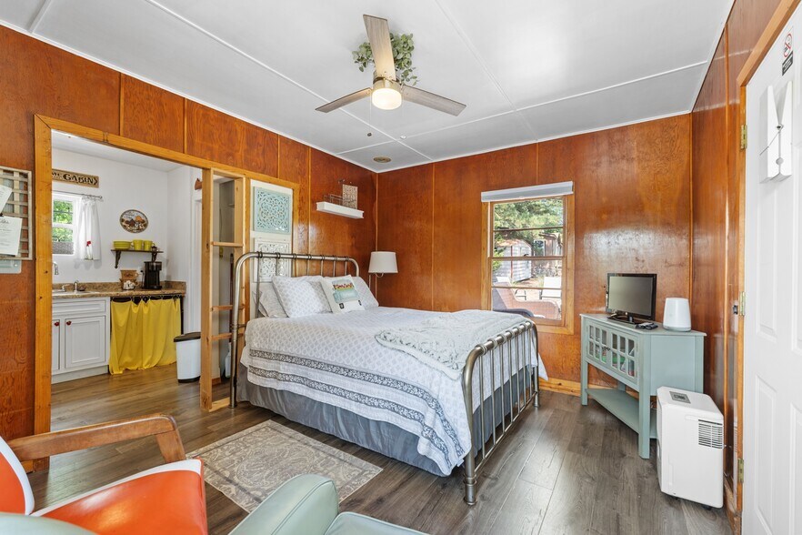 More Photos Of 10897 AR-5, Salesville Hotel For Sale