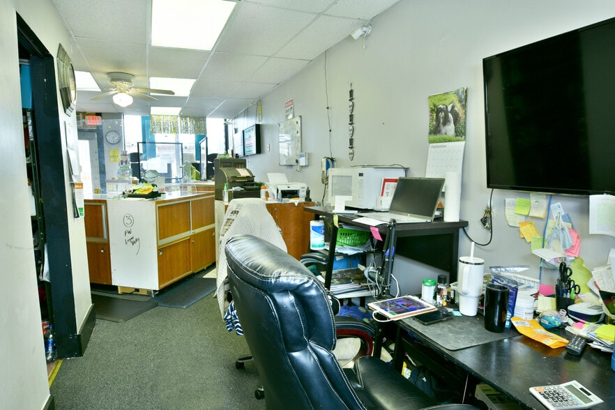 More Photos Of 12-14 N Main St, Hubbard Storefront Retail Residential For Sale