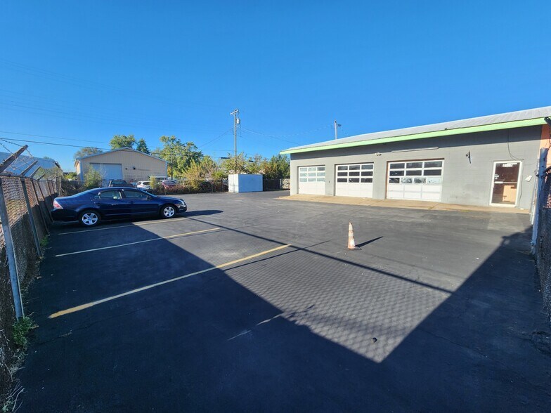 More Photos Of 2177 State St, Columbus Auto Repair For Lease