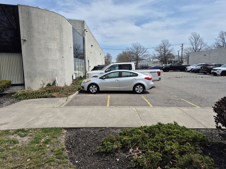 More Photos Of 1881 Lakeland Ave, Ronkonkoma Warehouse For Lease