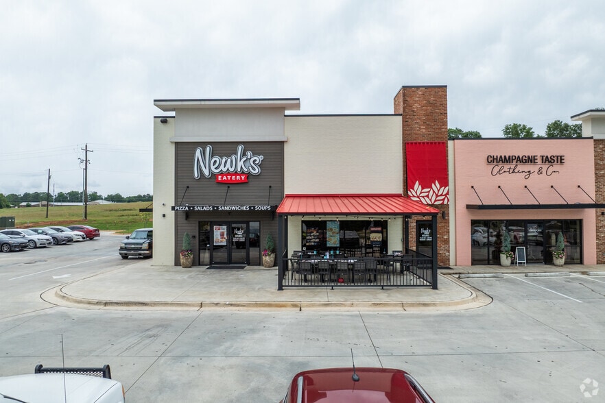 More Photos Of 1740 Simpson Highway 49, Magee Storefront For Lease