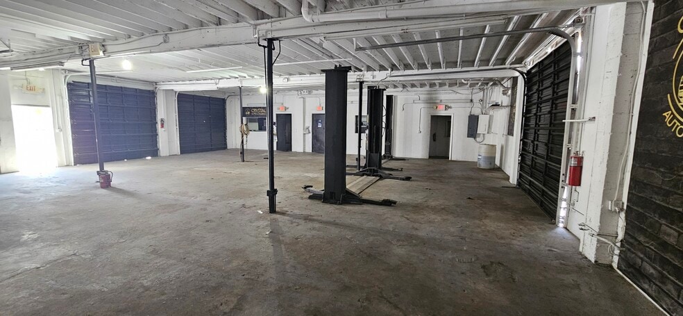 More Photos Of 1346 S Dixie Hwy, Hollywood Warehouse For Lease