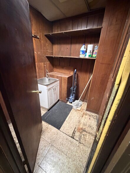 More Photos Of 21-82-21-84 Steinway St, Astoria Medical For Lease
