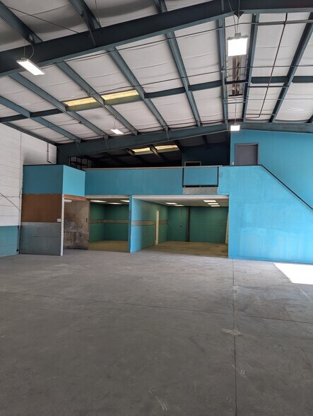 More Photos Of 14100 Honeywell Rd, Clearwater Warehouse For Lease