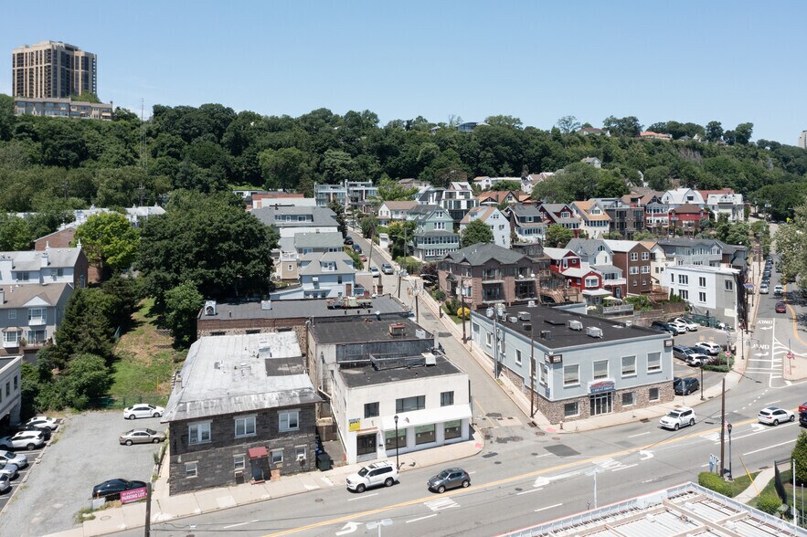 More Photos Of 982 River Rd, Edgewater Freestanding For Lease