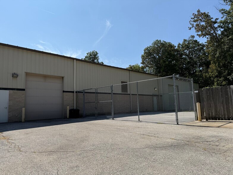 More Photos Of 1600 Commerce Rd, Holland Light Manufacturing For Sale