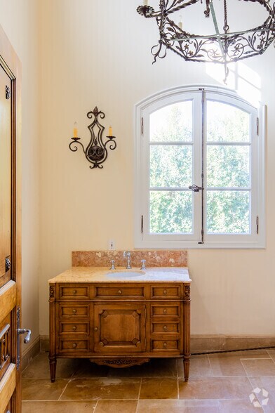 More Photos Of 1832 S Sepulveda Blvd, Los Angeles Storefront Retail Residential For Sale