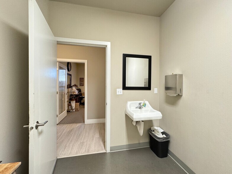 More Photos Of 542-544 N 5th Ave, Sequim Medical For Sale