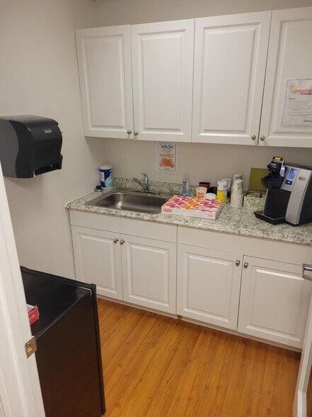 More Photos Of 4627 Arnold Ave, Naples Light Manufacturing For Lease