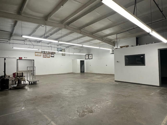 More Photos Of 899 Liberty St W, York Warehouse For Lease