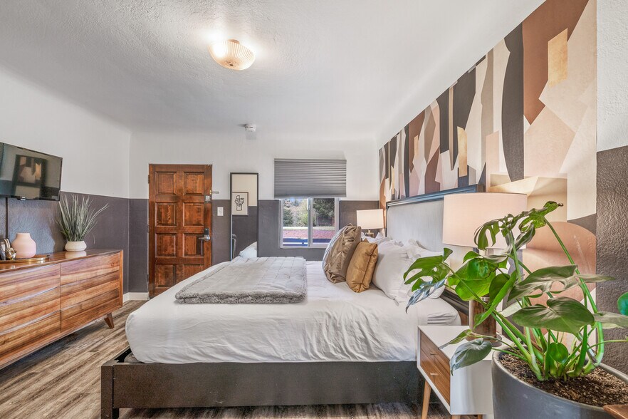 More Photos Of 1175 2nd St SE, Bandon Hotel For Sale