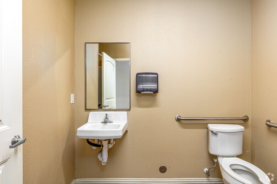 More Photos Of 207 King Rd, Frisco Warehouse For Lease