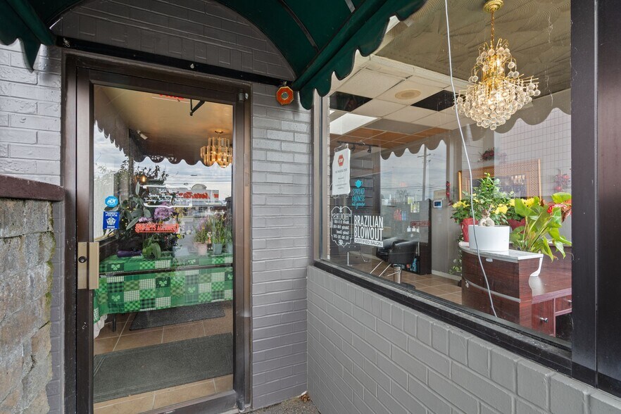More Photos Of 1304 Ocean Beach Hwy, Longview Storefront Retail Office For Sale