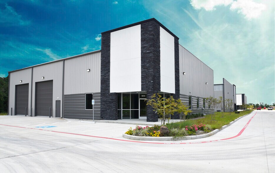 More Photos Of 17531 Roberts Rd, Hockley Unknown For Lease