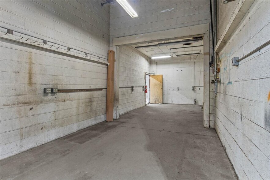 More Photos Of 890 N Main St, Independence Warehouse For Sale