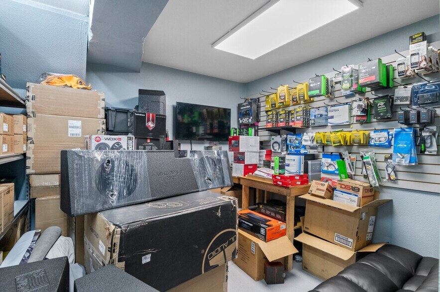 More Photos Of 1535 Chester St, Aurora Auto Repair For Sale