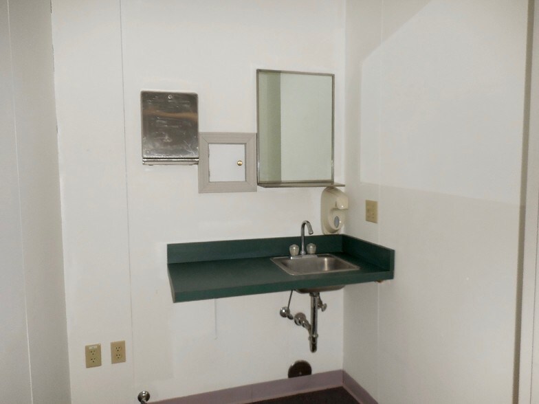 More Photos Of 905 N Macomb St, Monroe Medical For Lease