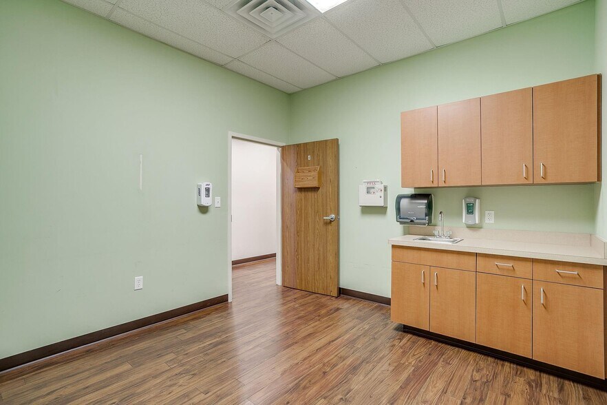 More Photos Of 1200 Crawford Ave, Granbury Medical For Lease