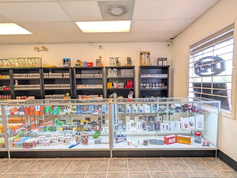 More Photos Of 33490 Lexington Ave, De Soto General Retail For Lease