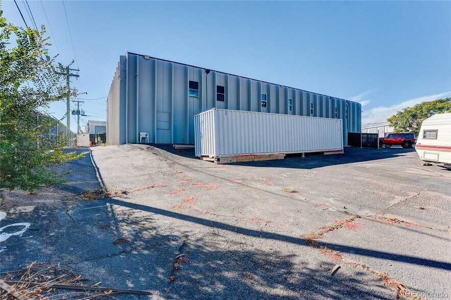 More Photos Of 2700 S Shoshone St, Englewood Light Distribution For Sale