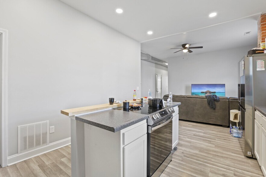 More Photos Of 14 W Depot St, Pataskala Showroom For Sale