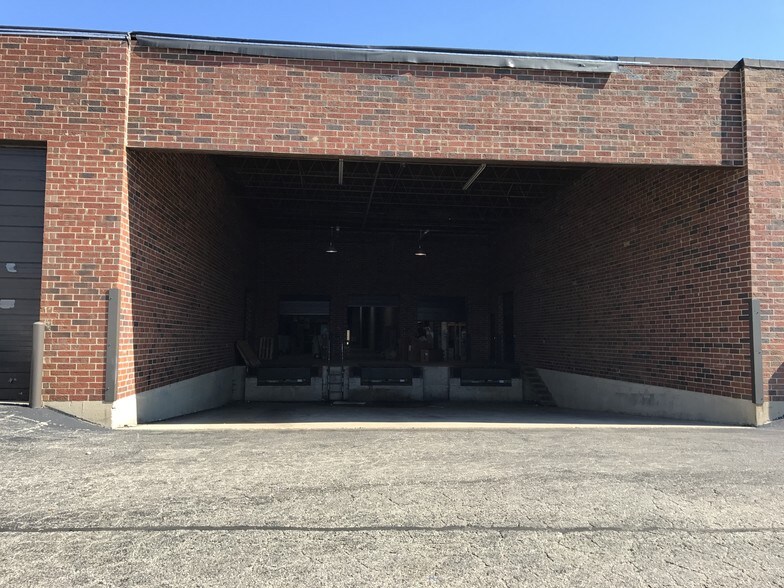 More Photos Of 707 Remington Rd, Schaumburg Warehouse For Lease