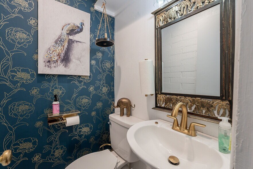 More Photos Of 7140 E 1st Ave, Scottsdale Storefront For Sale