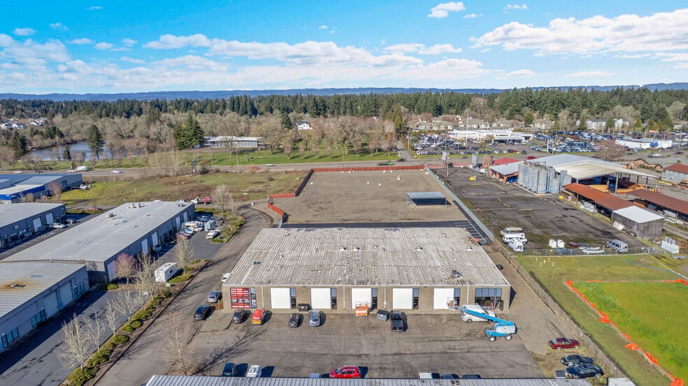 More Photos Of 2630 SE 39th Loop, Hillsboro Warehouse For Lease