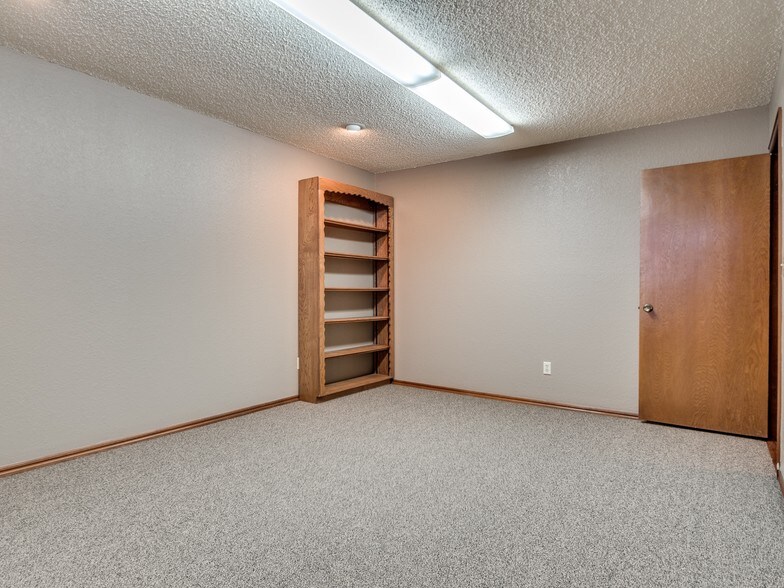 More Photos Of 2222 Westpark Dr, Norman Medical For Sale