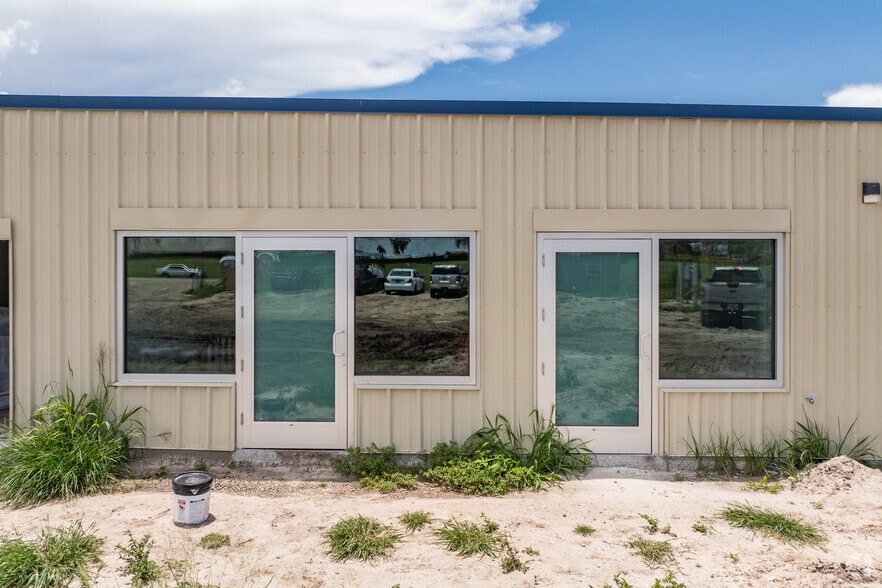 More Photos Of 2419 E 85th St, Palmetto Self Storage For Sale