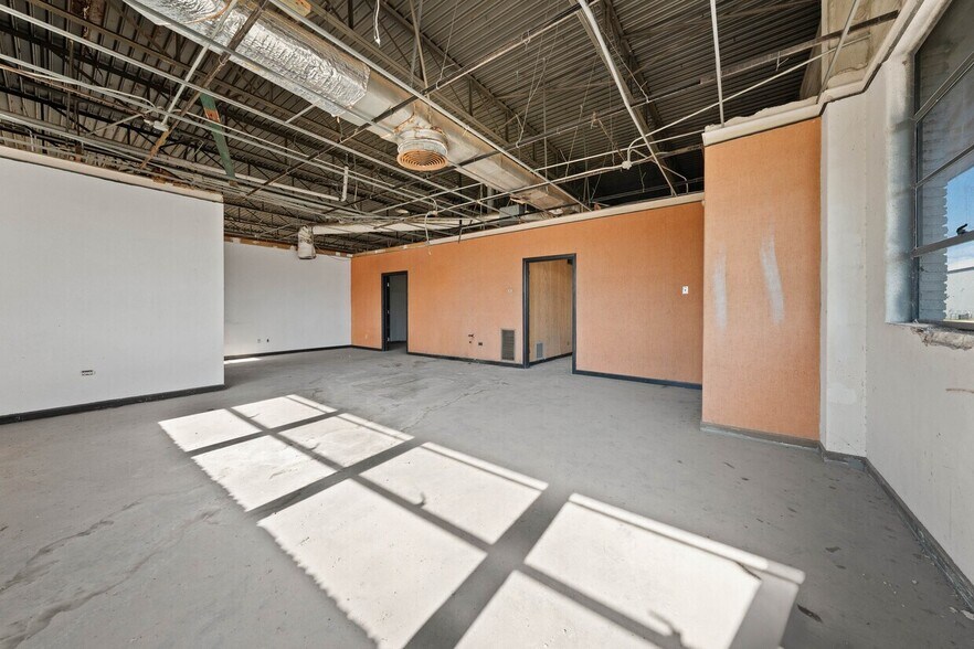 More Photos Of 657 Ruby Ave, Waco Showroom For Lease