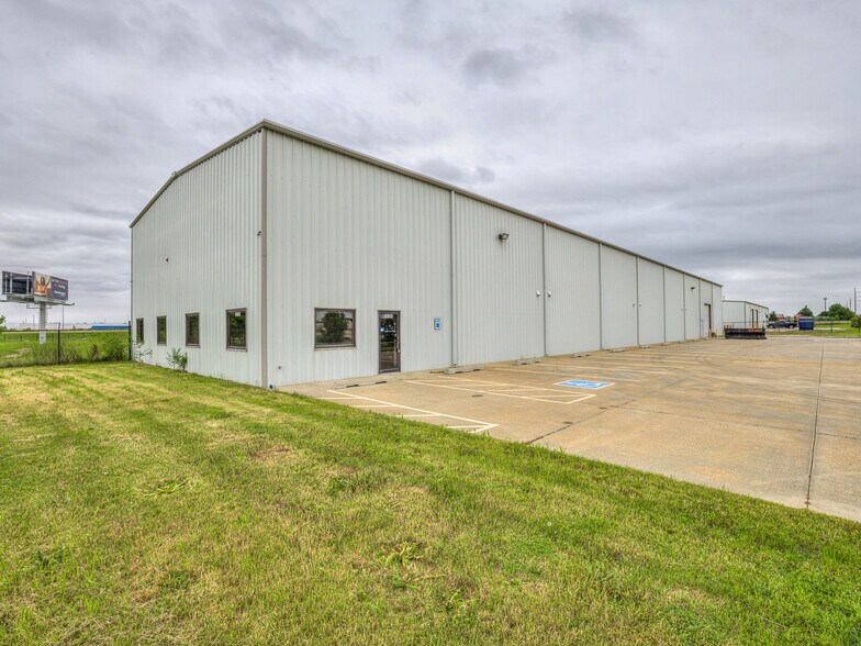 More Photos Of 4900 S Rockwell St, Oklahoma City Warehouse For Lease