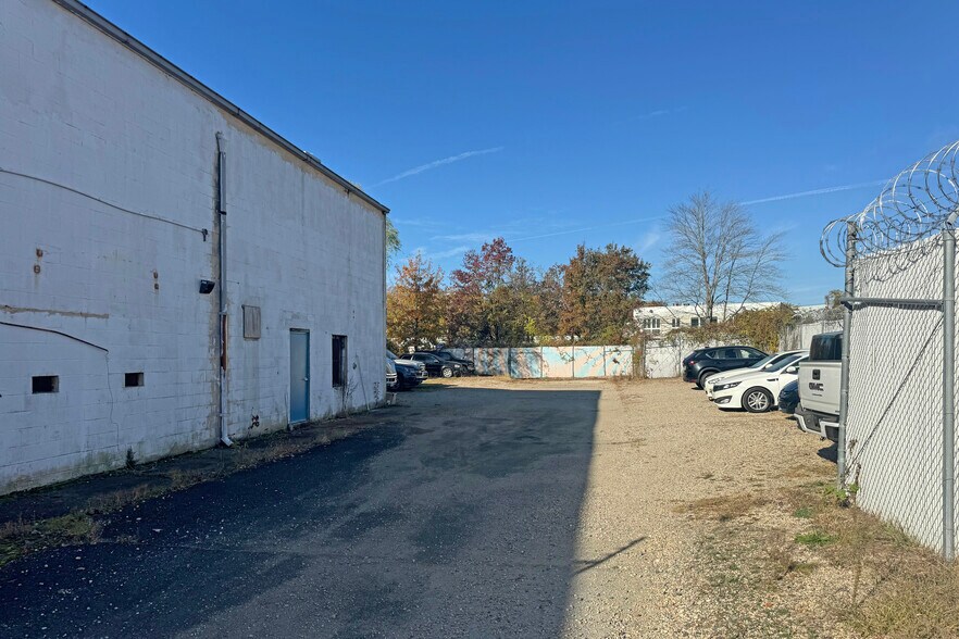 More Photos Of 223 Westhampton Ave, Capitol Heights Warehouse For Lease