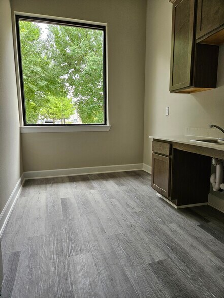 More Photos Of 625 Regal Row, Montgomery Medical For Lease