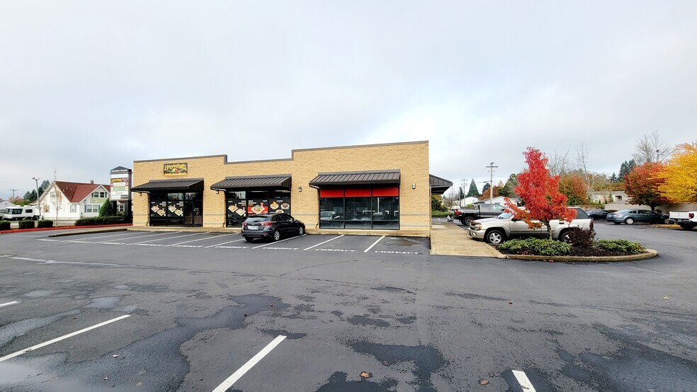 More Photos Of 601-617 Clay St E, Monmouth Unknown For Lease