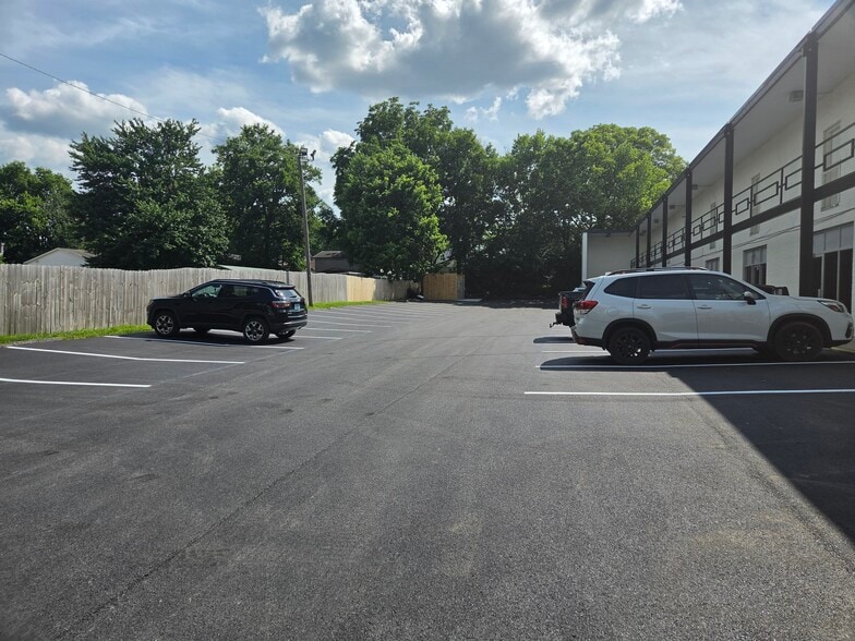 More Photos Of 1412 N Broadway, Lexington Office For Lease