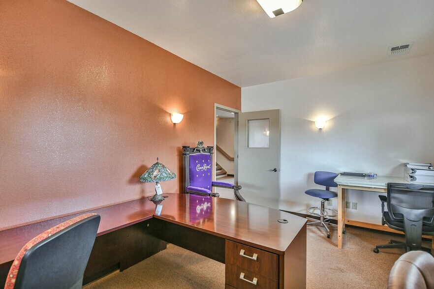 More Photos Of 202 Daisy Dr, Granbury Manufacturing For Sale