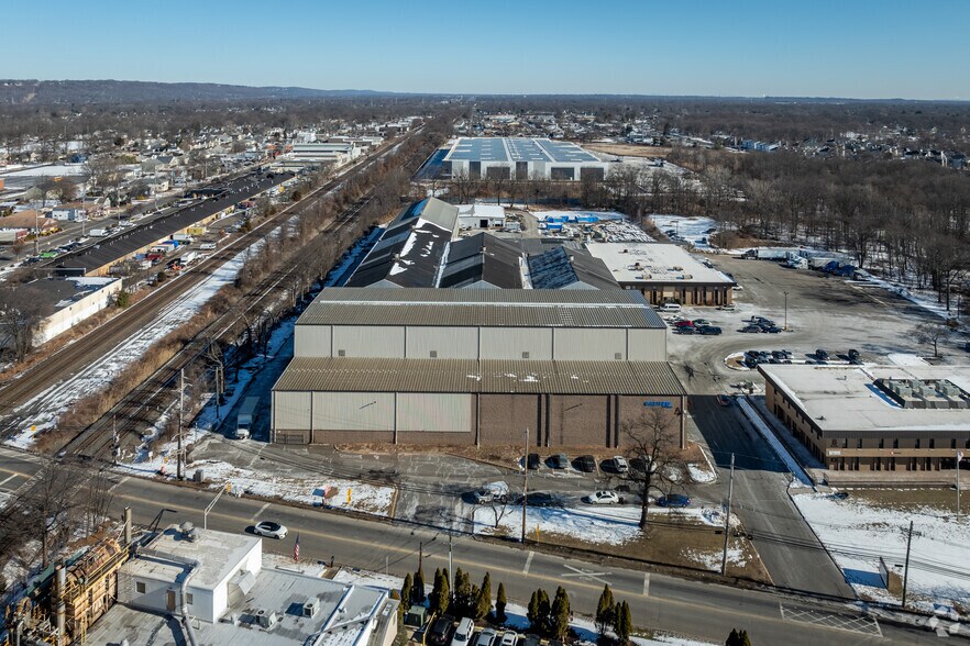 More Photos Of 333 Cedar Ave, Middlesex Warehouse For Lease