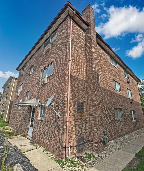 More Photos Of 2121 176th Pl, Lansing Apartments For Sale
